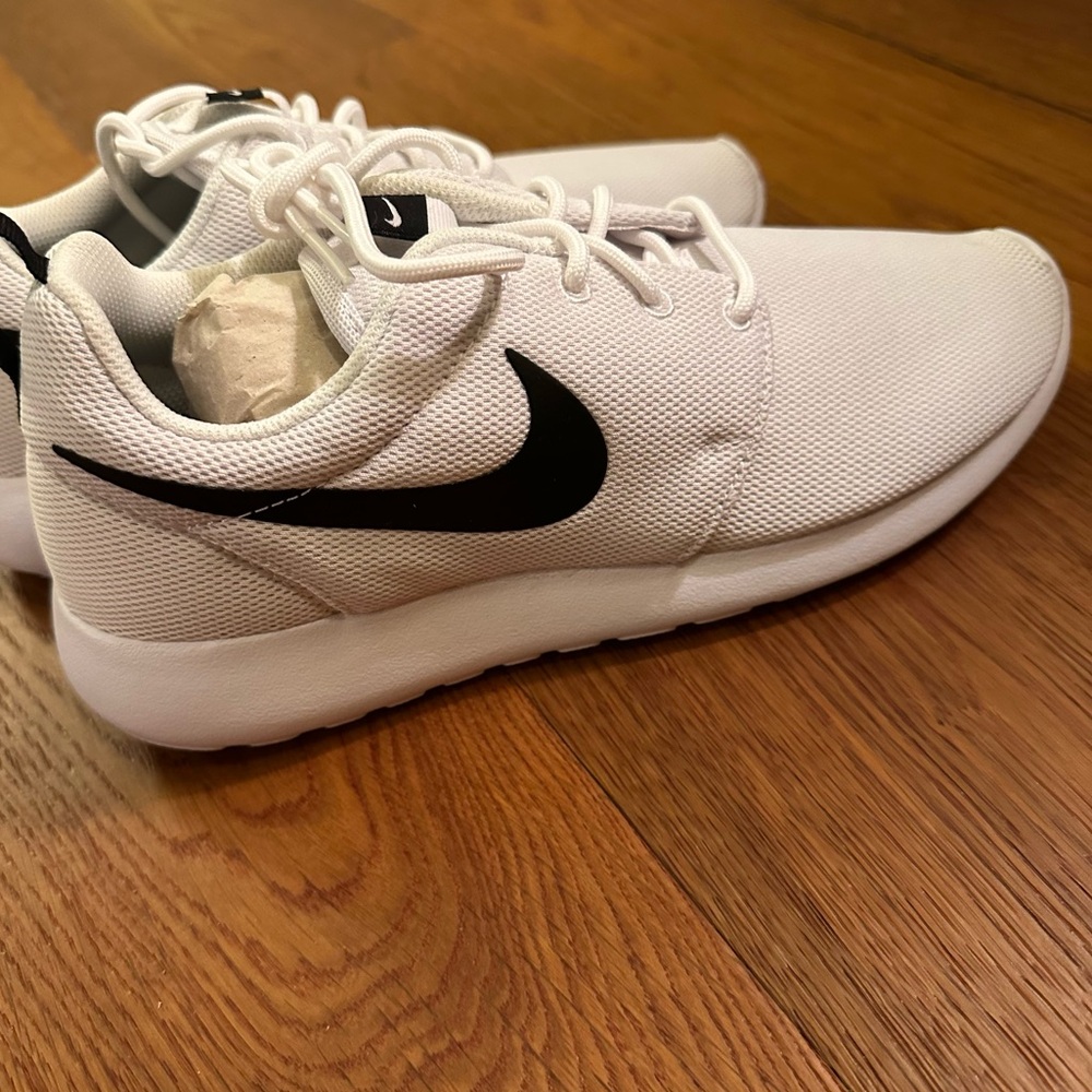 NWOT Nike Roche One women’s sneaker